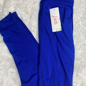 Light material sweat pants.